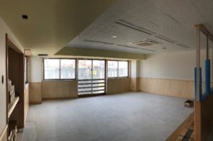 内部保育室２歳床フローリング張中