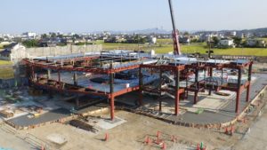 10月18日：鉄骨建方、床デッキ敷状況、1階土間スラブ打設完了