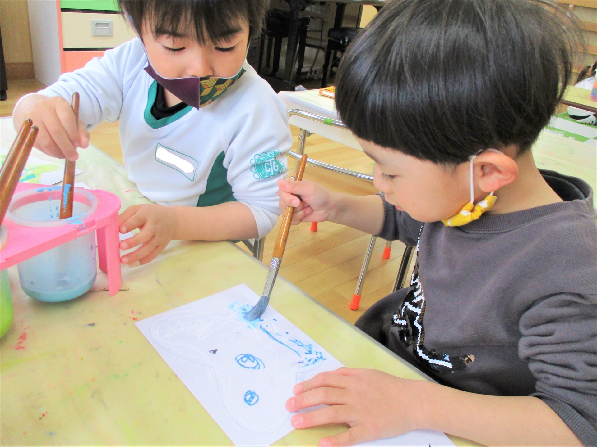 園の日常 3歳児 ゆり組 絵の具遊びをしました すくすくと 芽を出して たくましく 学校法人中国学園 中国学園大学 中国短期大学附属 たねのくにこども園