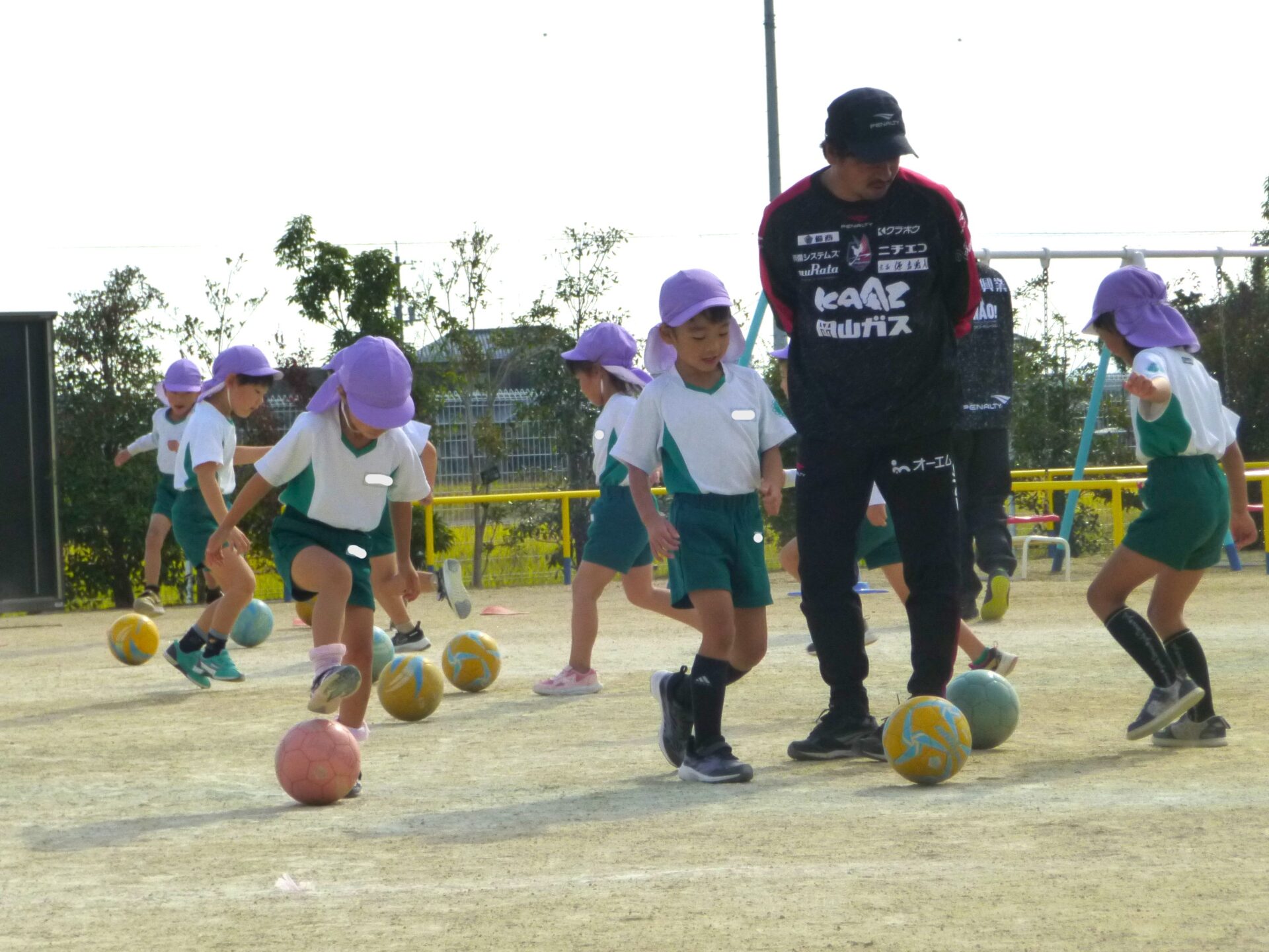 [園の日常] サッカー教室（年長） すくすくと、芽を出して、たくましく 学校法人中国学園 中国学園大学・中国短期大学附属 たねのくにこども園